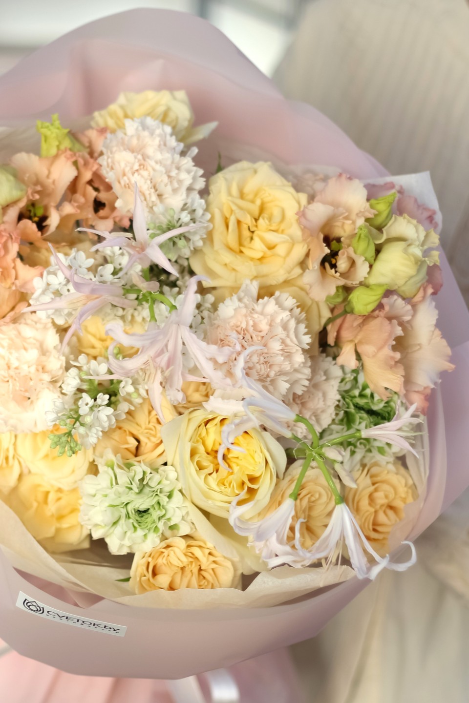 Букет с пионовидными розами Лимонный Бархат - подарочное оформление