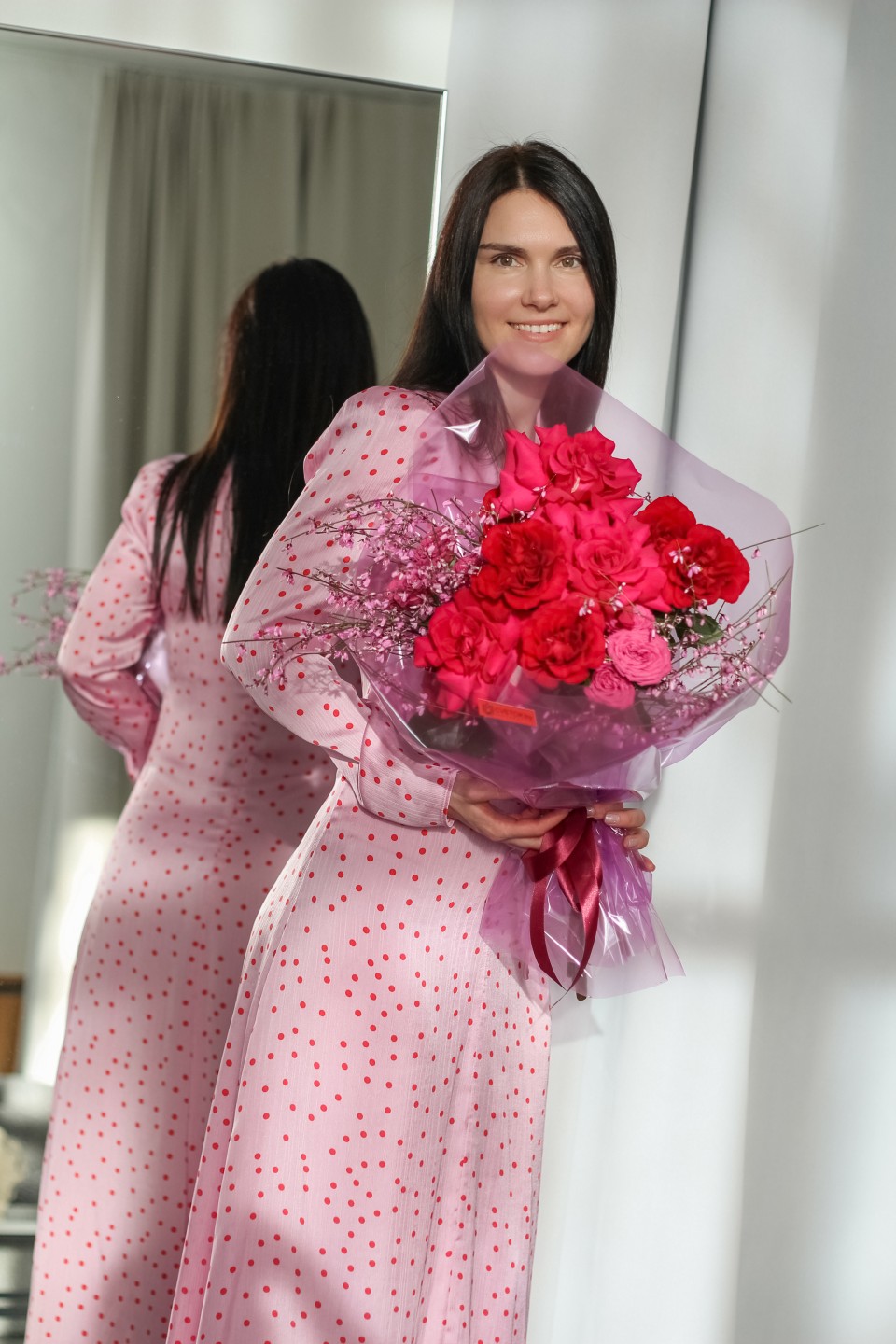 Букет с французскими розами Поцелуй Зари - с добавлением зелени