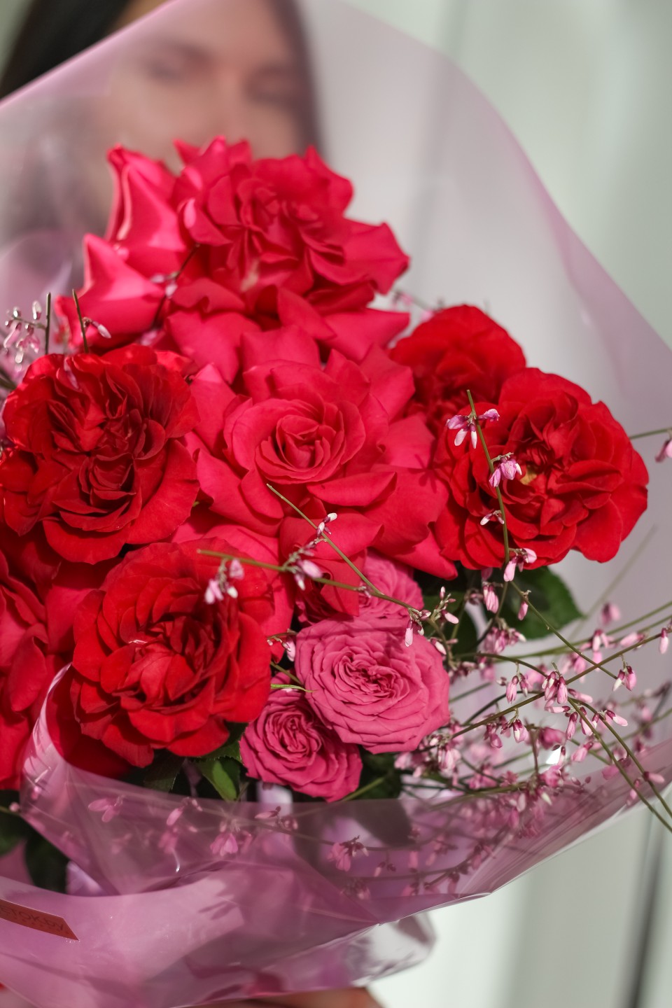 Букет с французскими розами Поцелуй Зари - подарочное оформление