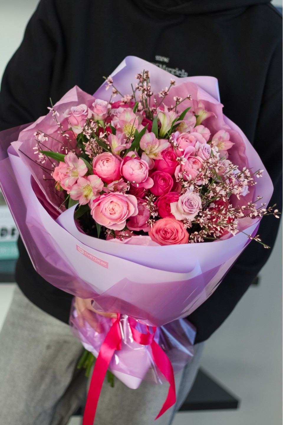 Букет с пионовидными розами Сияющая Любовь - подарочное оформление