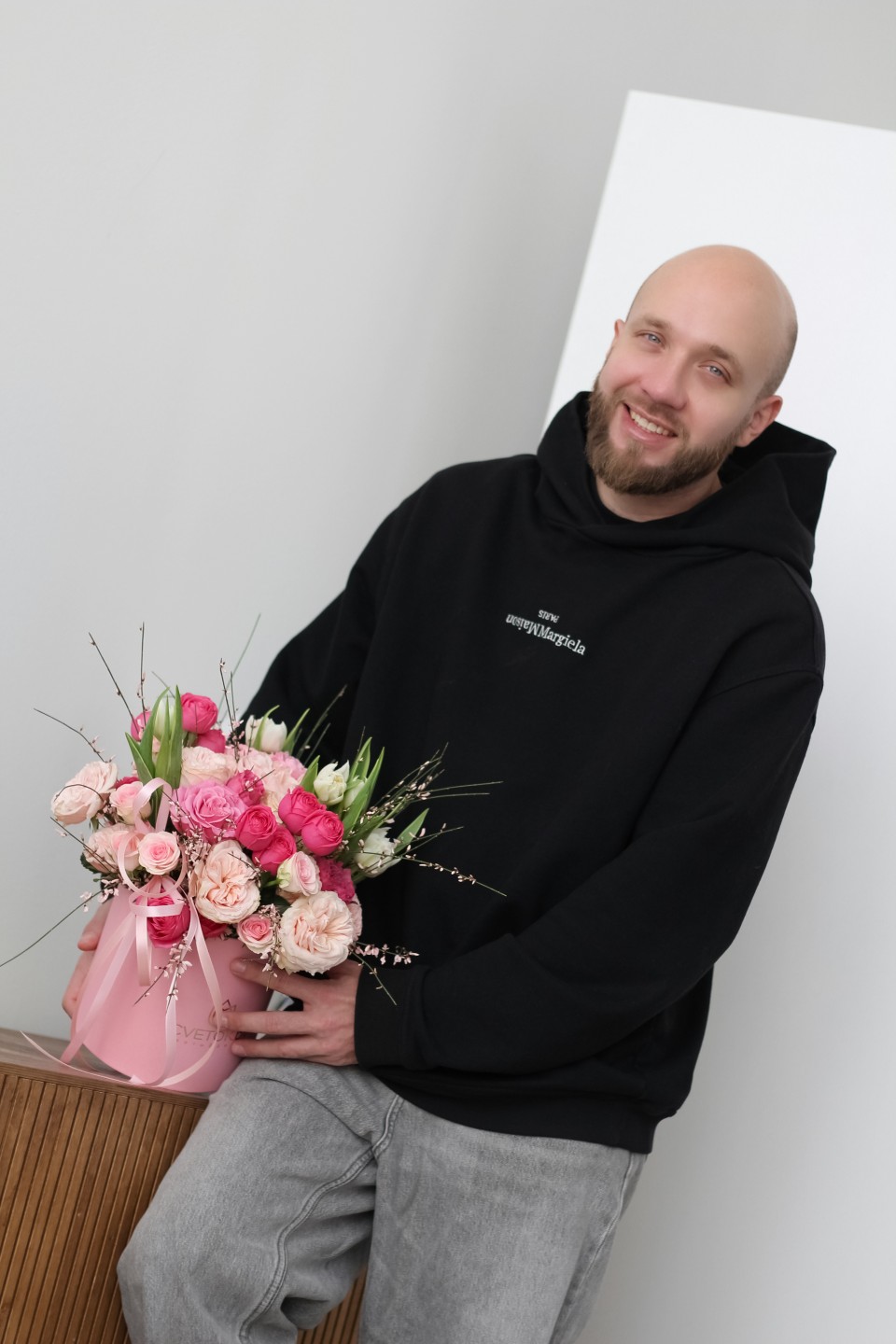 Коробка с тюльпанами Страстное Признание - с добавлением зелени