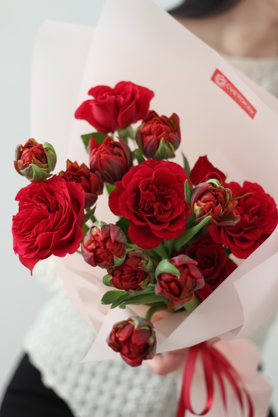 Букет с тюльпанами Драгоценный Рубин - с добавлением зелени