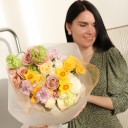 Букет с пионовидными розами Весенее Чувство - с добавлением зелени - миниатюра 