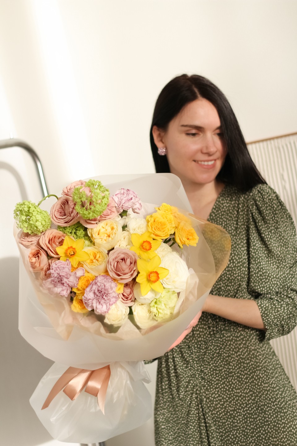 Букет с пионовидными розами Весенее Чувство - с добавлением зелени