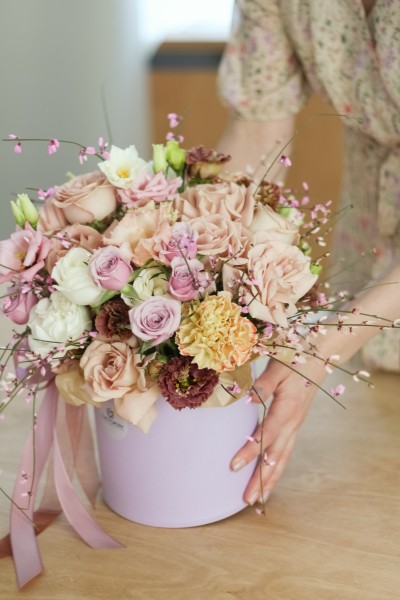 Коробка с кустовыми розами "Жемчужные Переливы"