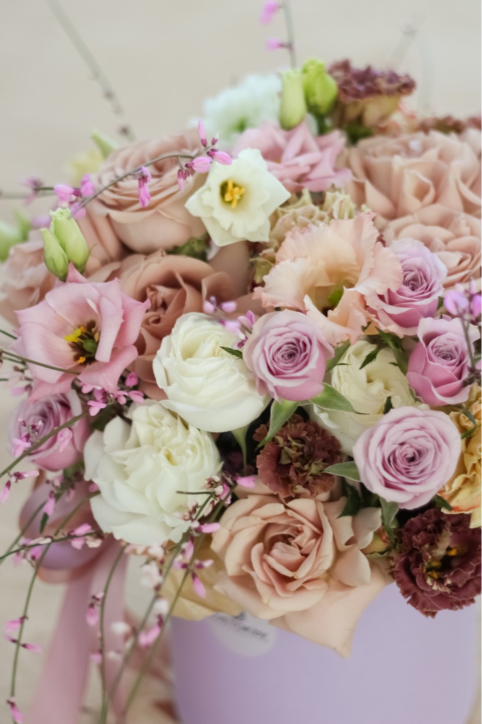 Коробка с кустовыми розами Жемчужные Переливы - с доставкой по Минску