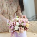 Коробка с кустовыми розами Жемчужные Переливы - с добавлением зелени - миниатюра 