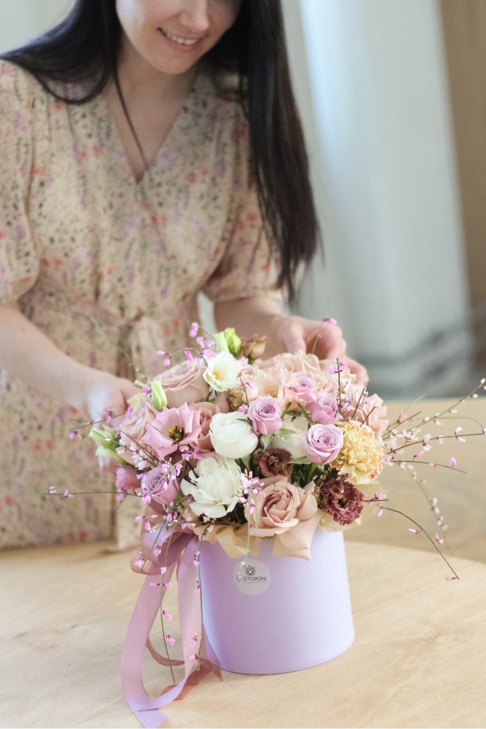 Коробка с кустовыми розами Жемчужные Переливы - с добавлением зелени