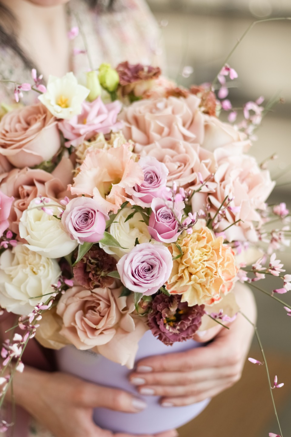 Коробка с кустовыми розами Жемчужные Переливы - подарочное оформление