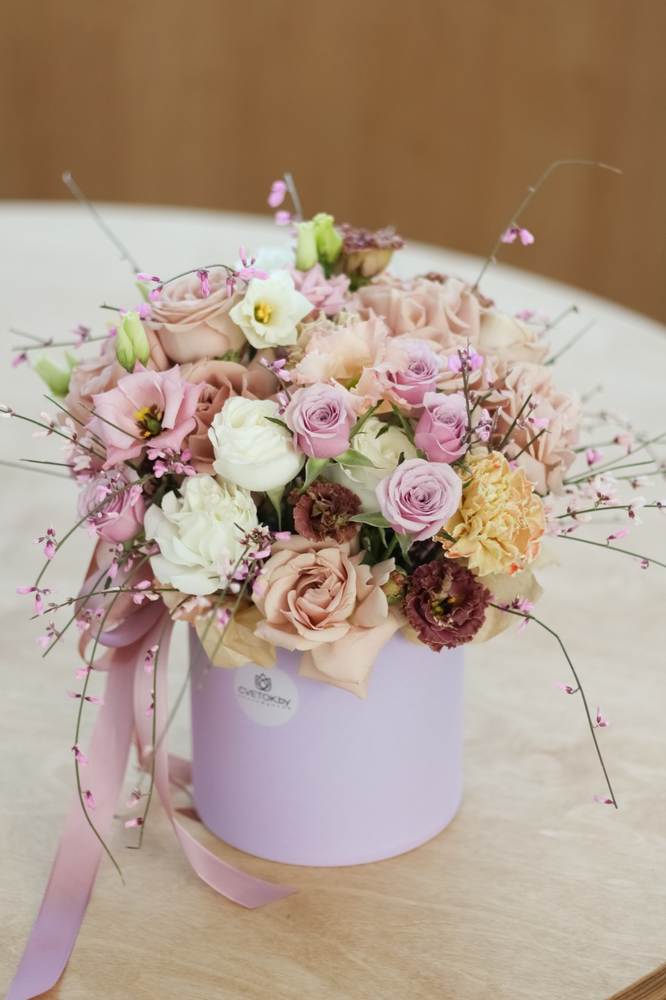 Коробка с кустовыми розами Жемчужные Переливы - быстрая доставка в Минске