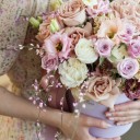 Коробка с кустовыми розами Жемчужные Переливы - для женщины/молодой пары - миниатюра