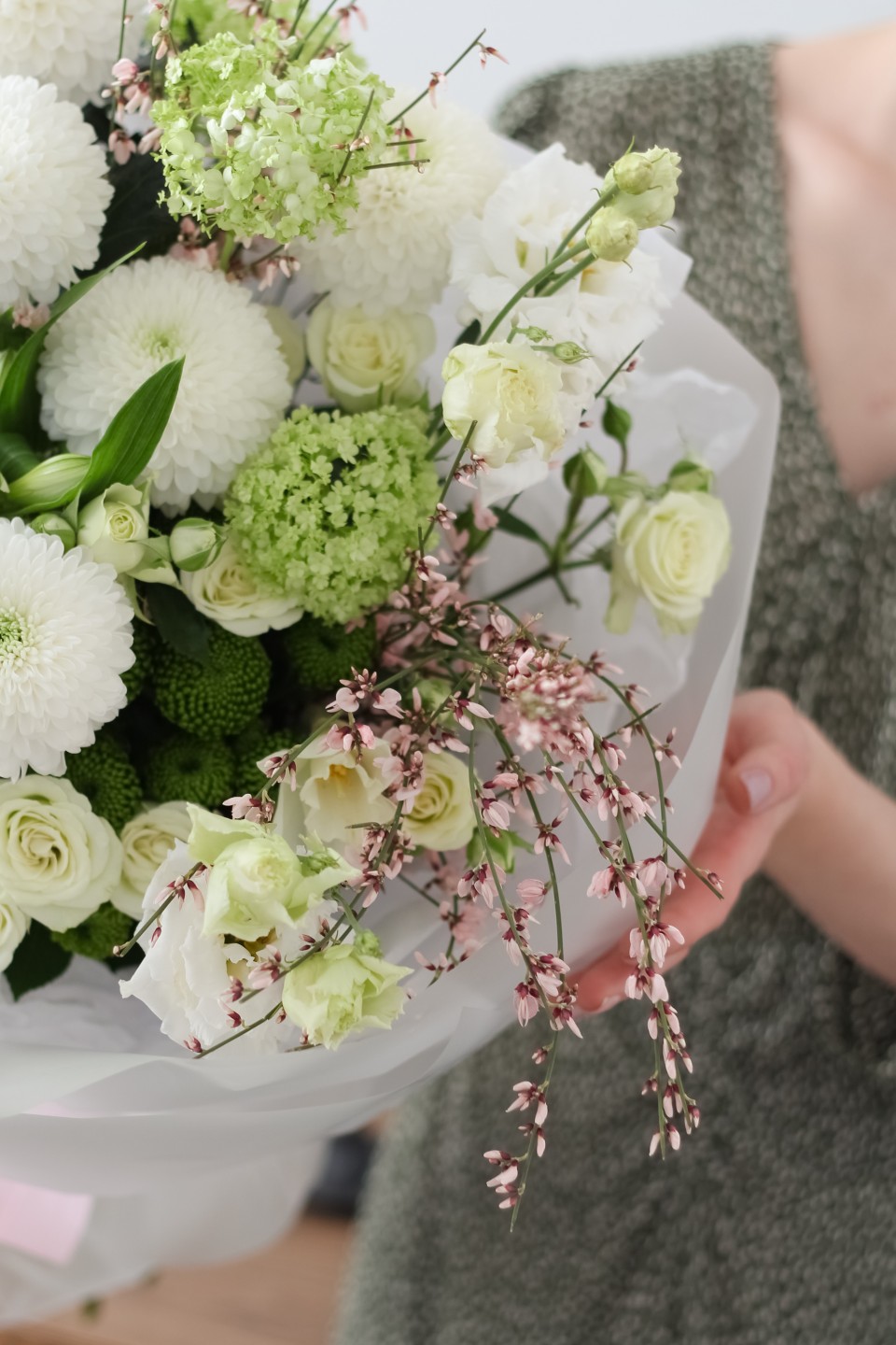 Букет с хризантемой Белые Ночи - с доставкой по Минску