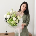 Букет с хризантемой Белые Ночи - с добавлением зелени - миниатюра 