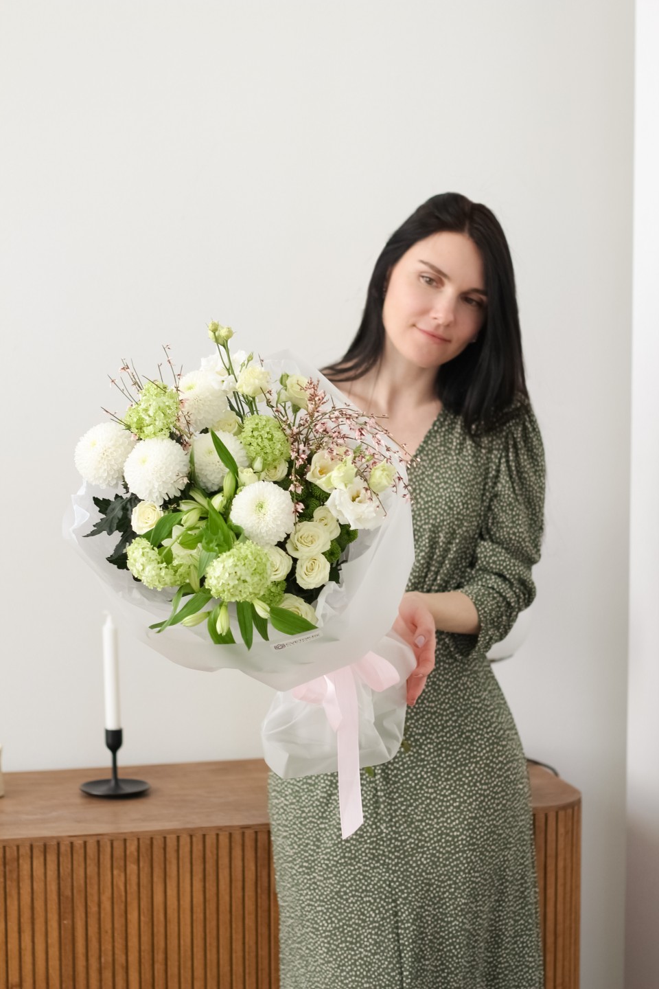 Букет с хризантемой Белые Ночи - с добавлением зелени