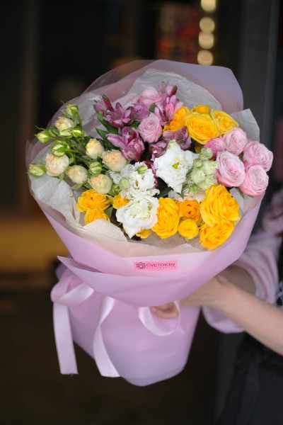 Букет с пионовидной кустовой розой "Неоновый сад"