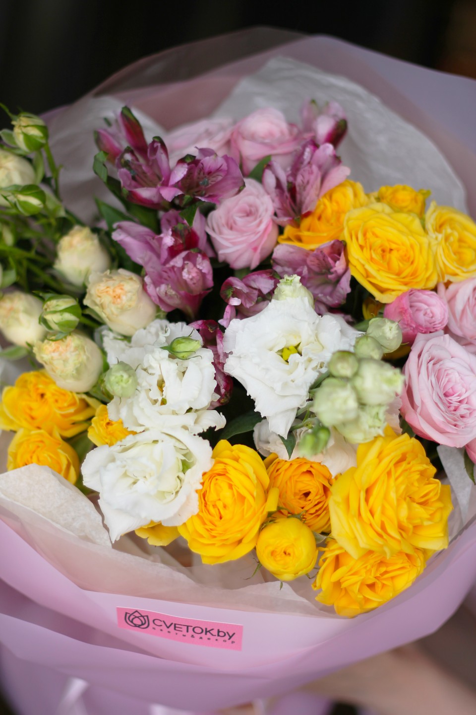 Букет с пионовидной кустовой розой Неоновый сад - с добавлением зелени