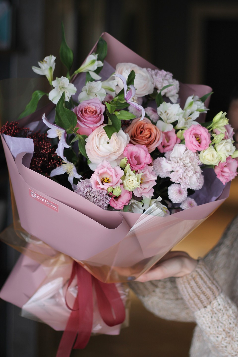 Букет с ранункулюсами Ожившая Легенда - с добавлением зелени