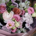 Букет с ранункулюсами Ожившая Легенда - подарочное оформление - миниатюра