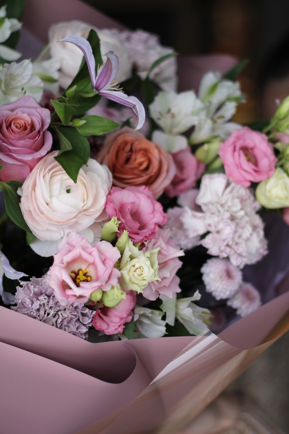 Букет с ранункулюсами Ожившая Легенда - подарочное оформление