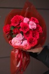Букет с кустовыми розами "Красная Королева"