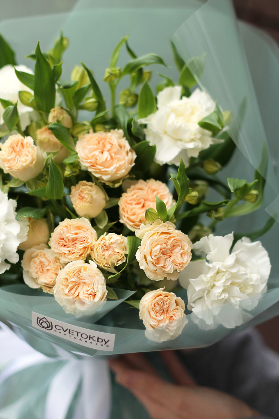 Букет с кустовыми розами Утро в Провансе - с добавлением зелени
