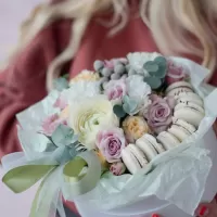 Коробки со сладостями и цветами