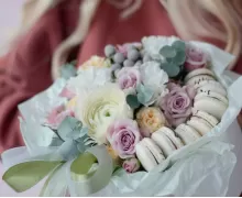 Коробки со сладостями и цветами