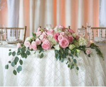 Оформление стола молодых и гостей