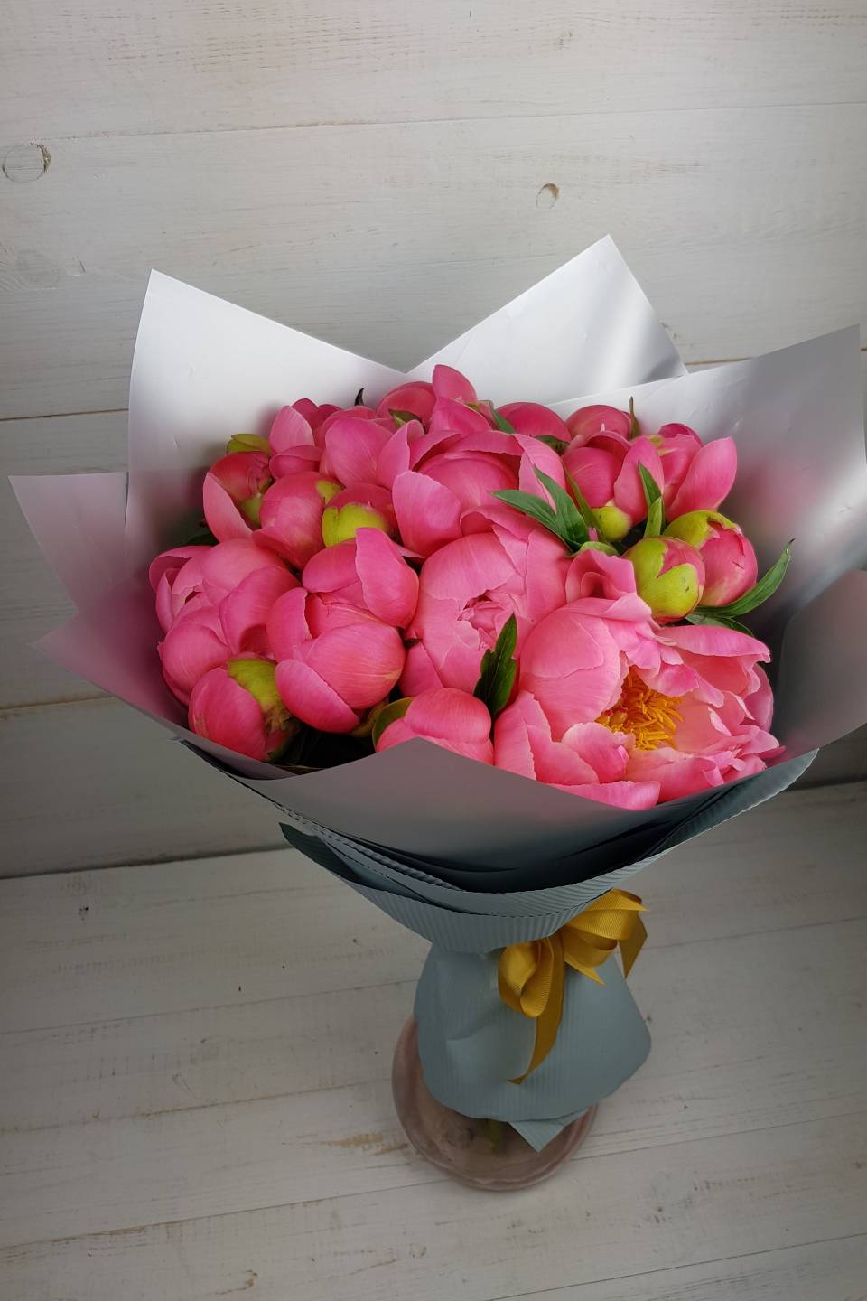 Букет из коралловых пионов