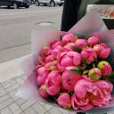 Букет из коралловых пионов - с добавлением зелени - миниатюра 