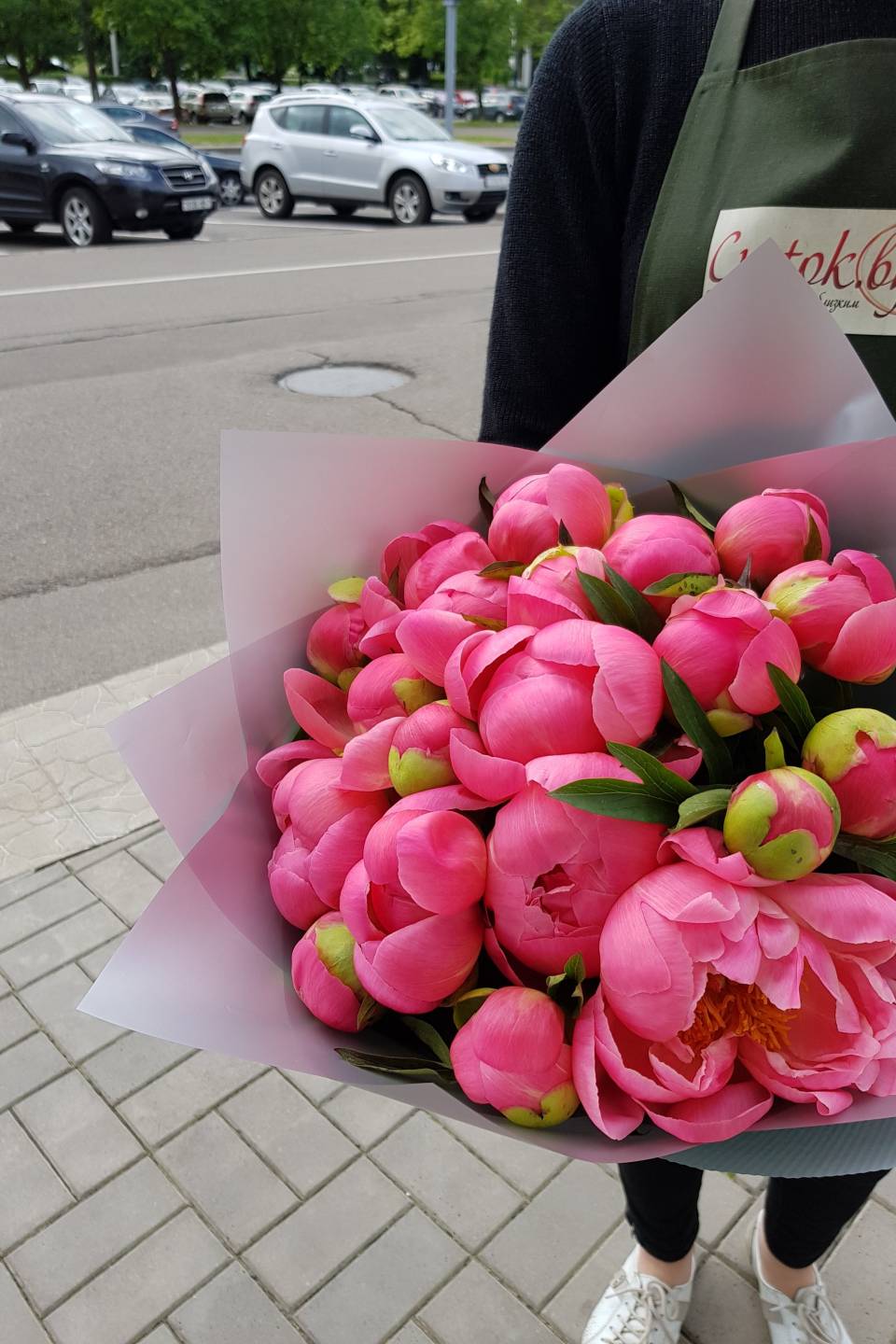 Букет из коралловых пионов - с добавлением зелени