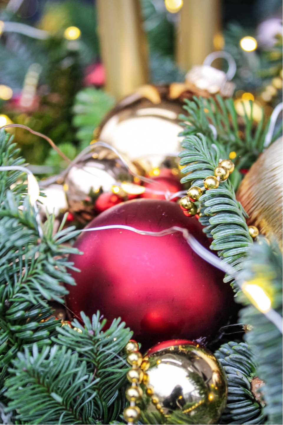 Композиция новогодняя Золотая свеча - с добавлением зелени