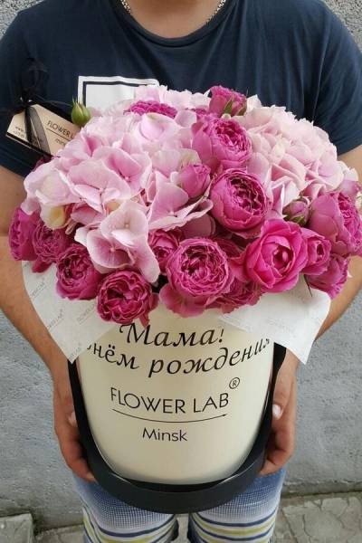 Цветы в шляпной коробке "Мама с Днём Рождения"