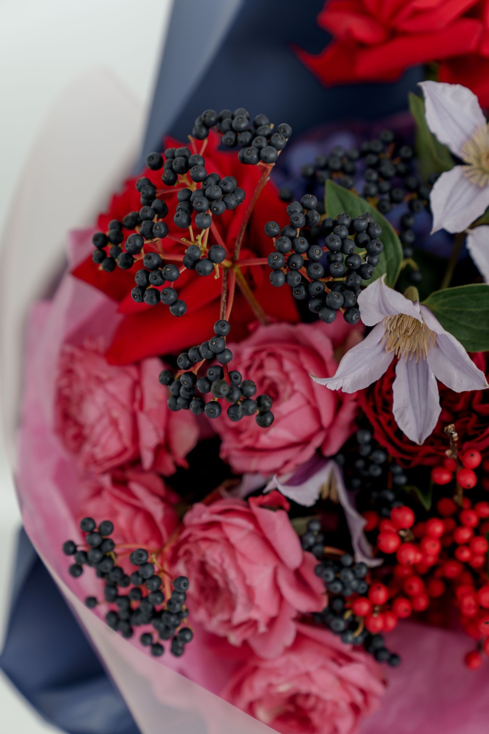 Букет Secrets - с добавлением зелени