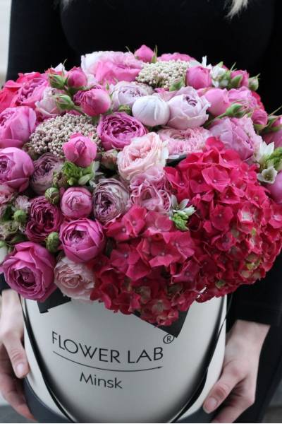 Цветы в коробке "Малиновый поцелуй"