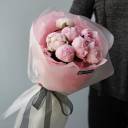 Букет Чудесный пион - с добавлением зелени - миниатюра 