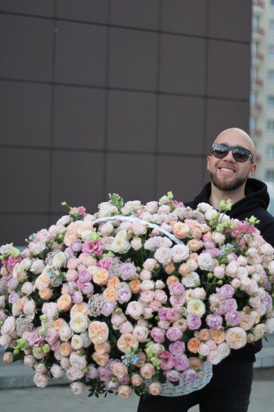 Корзина роз "Неповторимое признание"