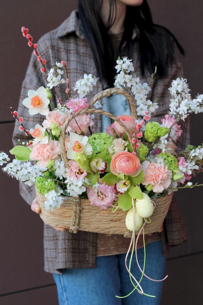 Композиция с ранункулюсами "Пасхальный лютик"