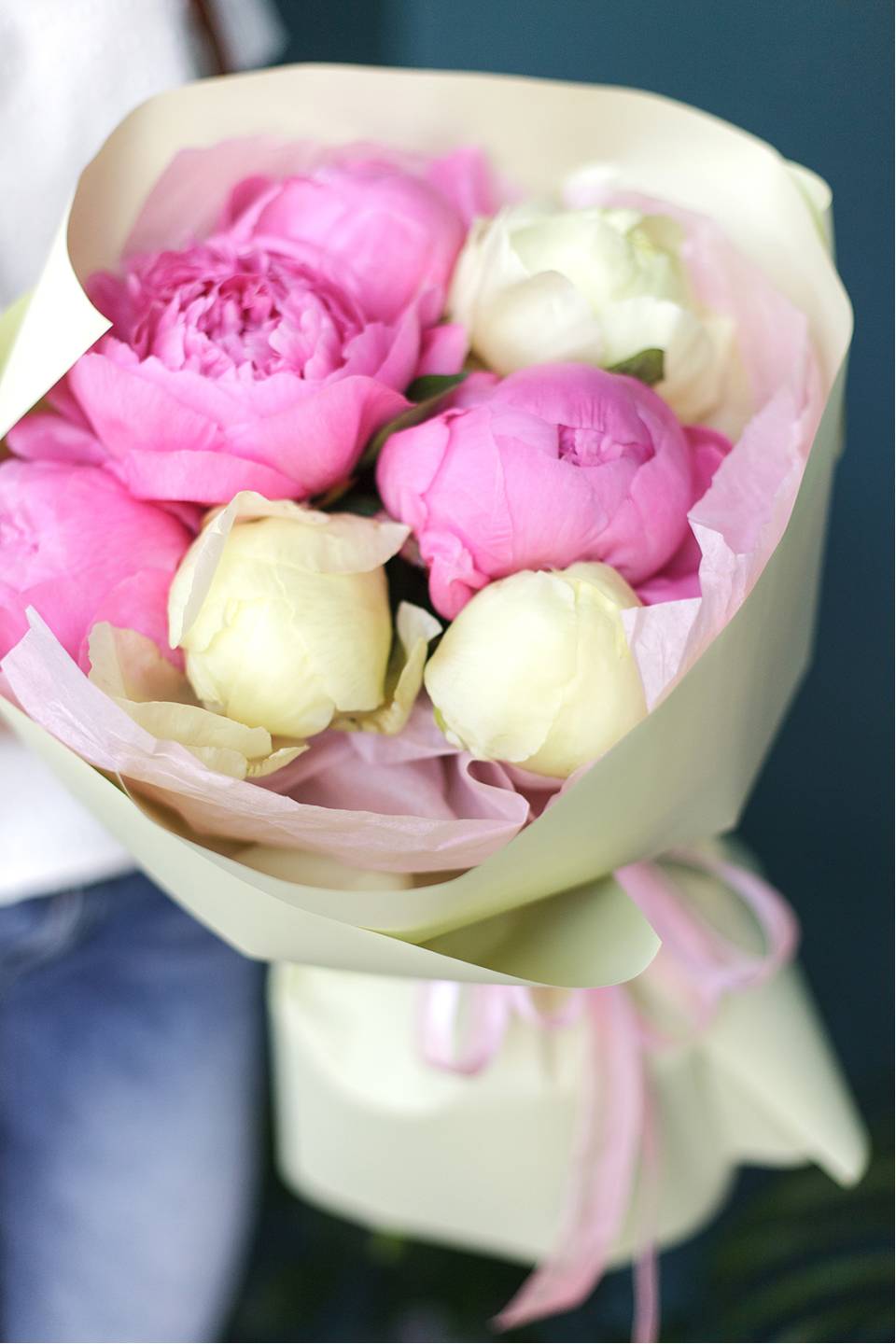 Букет Вдохновение пионами - с добавлением зелени