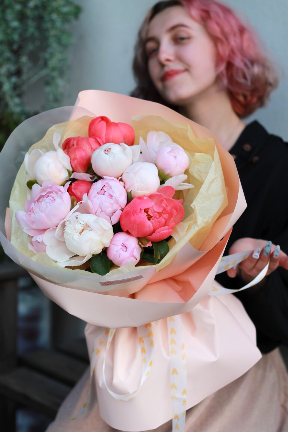 Букет из пионов Притяжение - подарочное оформление