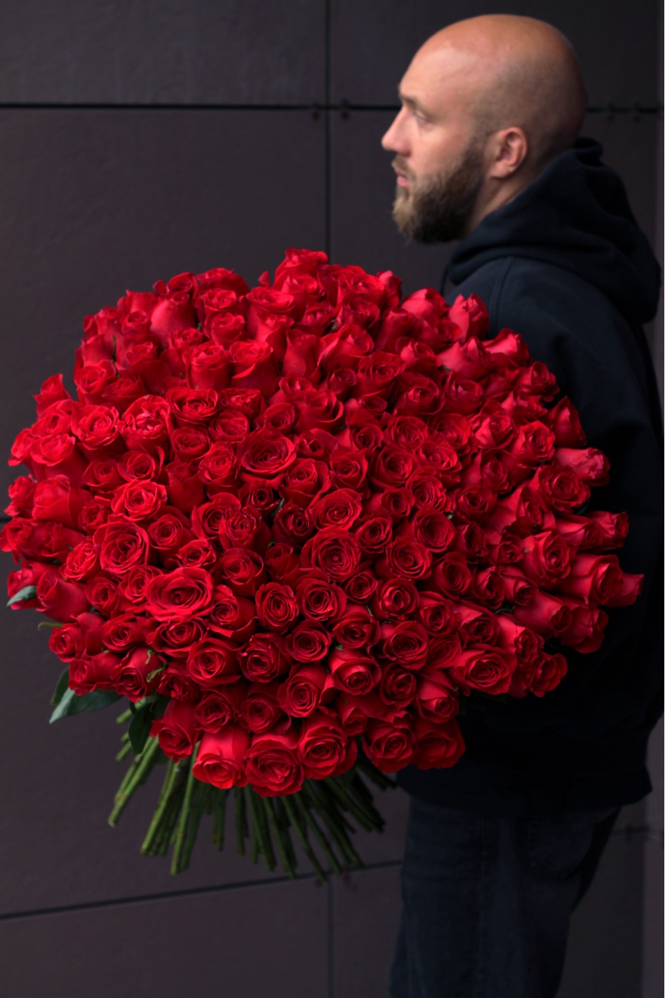 Букет 151 красная роза - с добавлением зелени