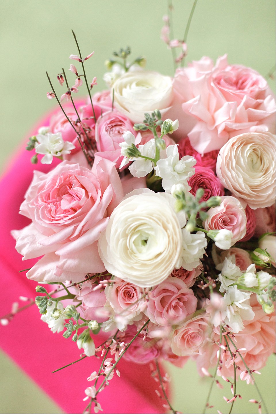 Коробочка Романтика в каждом лепестке - с добавлением зелени