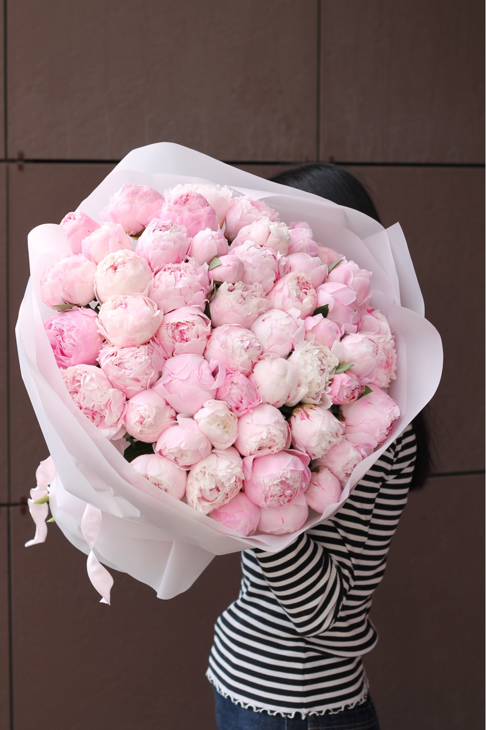 Букет 51 пион - с добавлением зелени