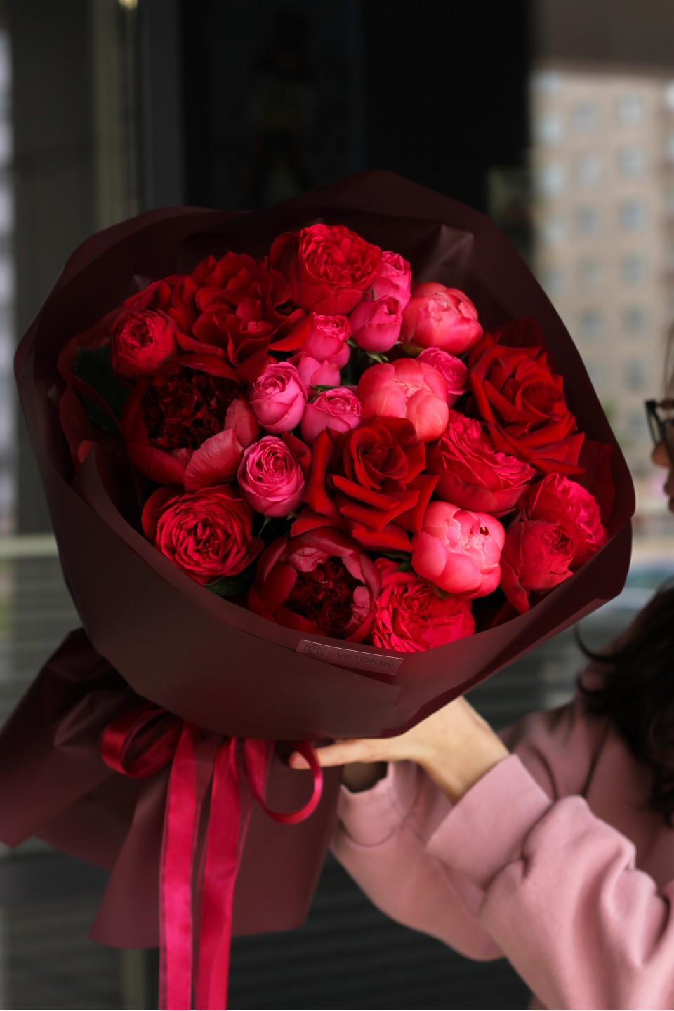 Букет Красная Магия - с добавлением зелени