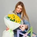 Букет желтых тюльпанов Улыбка - с добавлением зелени - миниатюра 