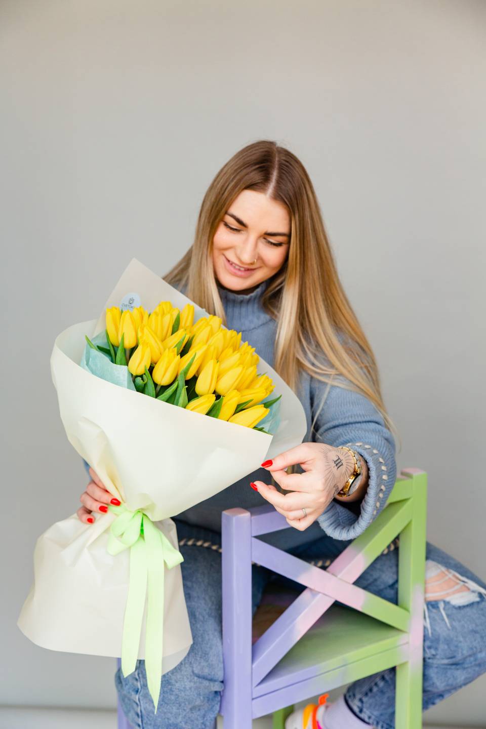 Букет желтых тюльпанов Улыбка - с добавлением зелени