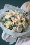Букет с белыми ранункулюсами "Лунный Камень"