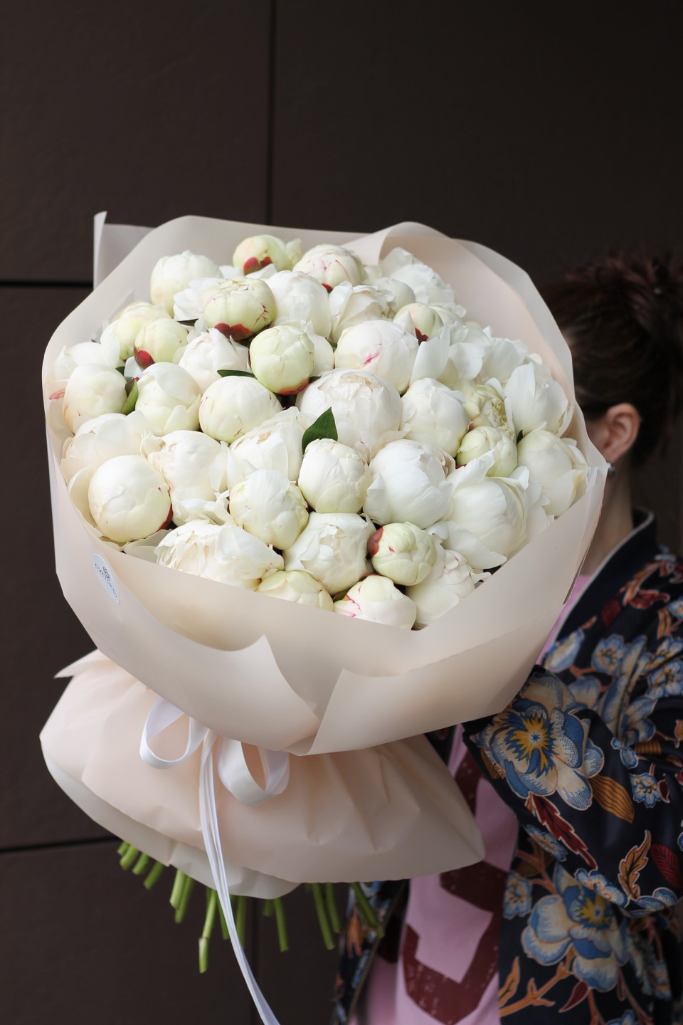 Букет из 51-го белого пиона