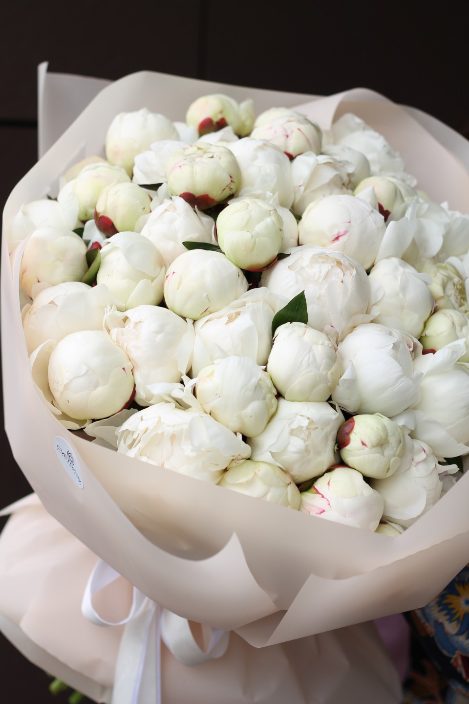 Букет из 51-го белого пиона - с доставкой по Минску