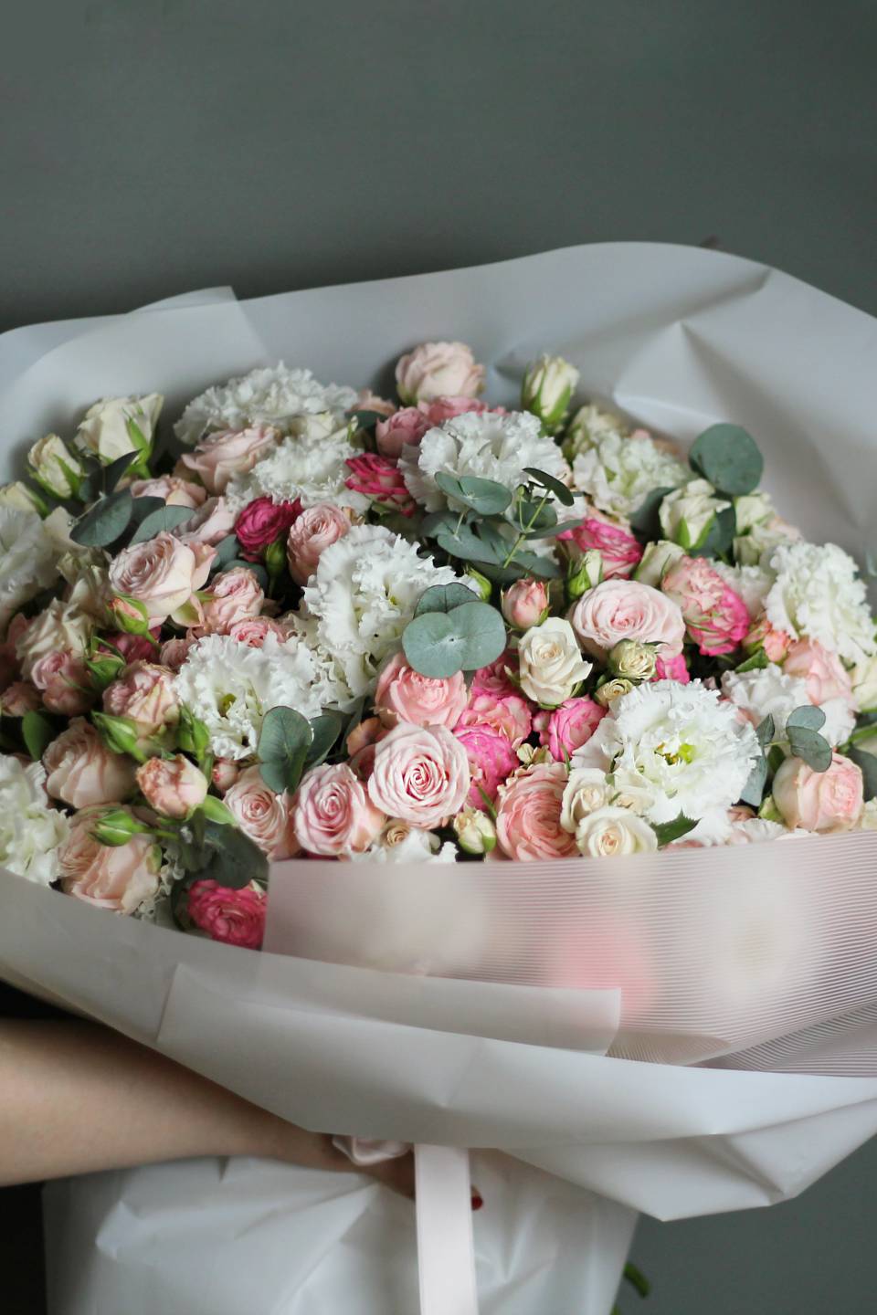 Букет Нежные объятия - с добавлением зелени